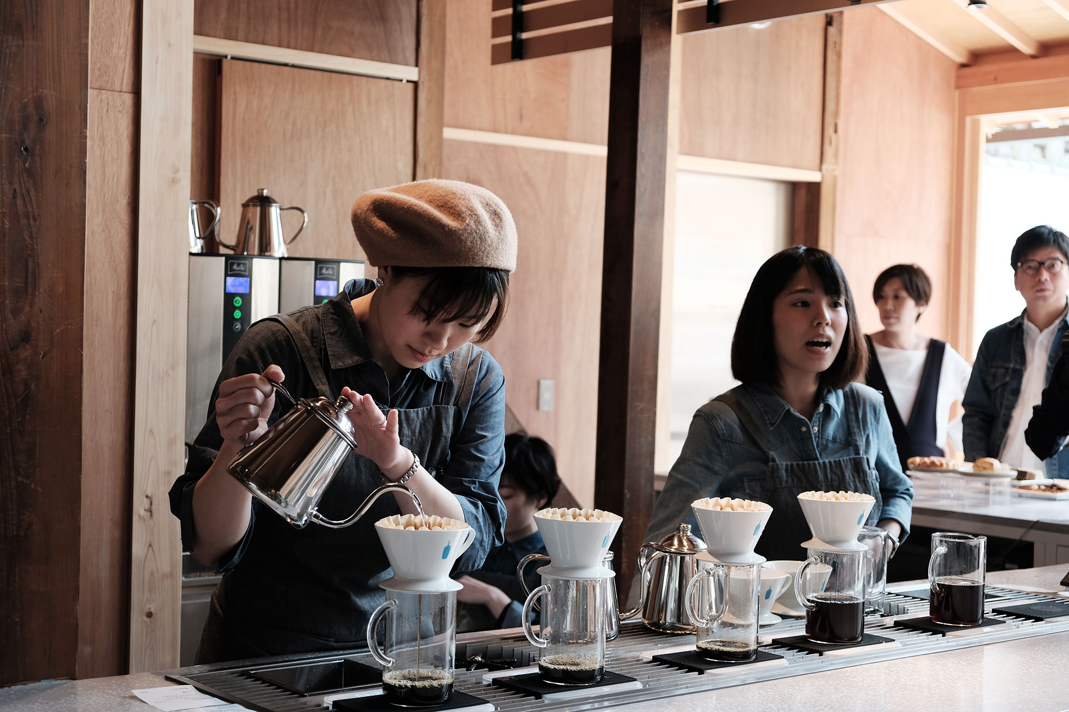 待望の初出店！ブルーボトルコーヒーの関西第一号は京都の南禅寺に ブルーボトルコーヒー 京都カフェ (BLUE BOTTLE COFFEE KYOTO) カウンター2
