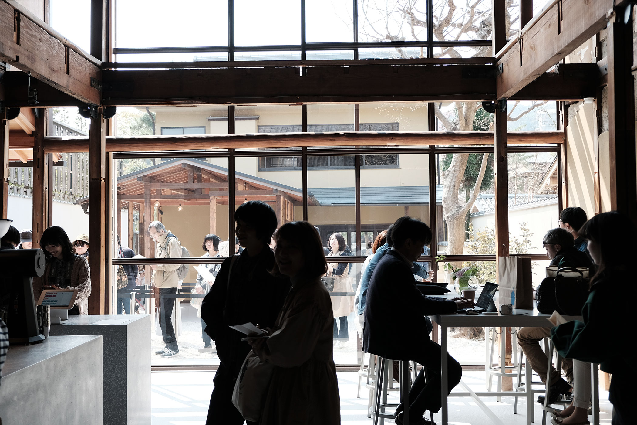 待望の初出店！ブルーボトルコーヒーの関西第一号は京都の南禅寺に ブルーボトルコーヒー 京都カフェ (BLUE BOTTLE COFFEE KYOTO) テーブル
