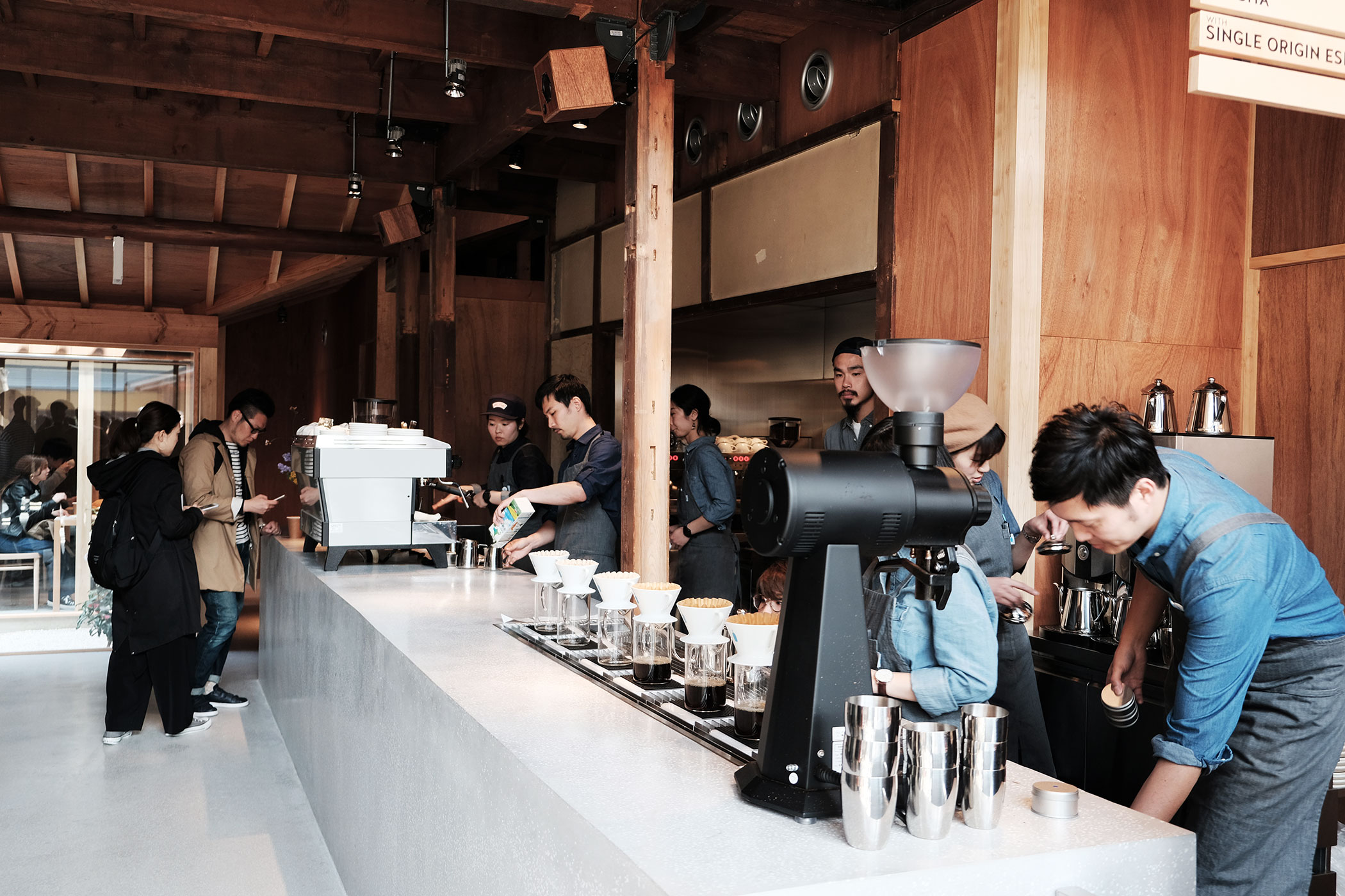 待望の初出店！ブルーボトルコーヒーの関西第一号は京都の南禅寺に ブルーボトルコーヒー 京都カフェ (BLUE BOTTLE COFFEE KYOTO) カウンター1
