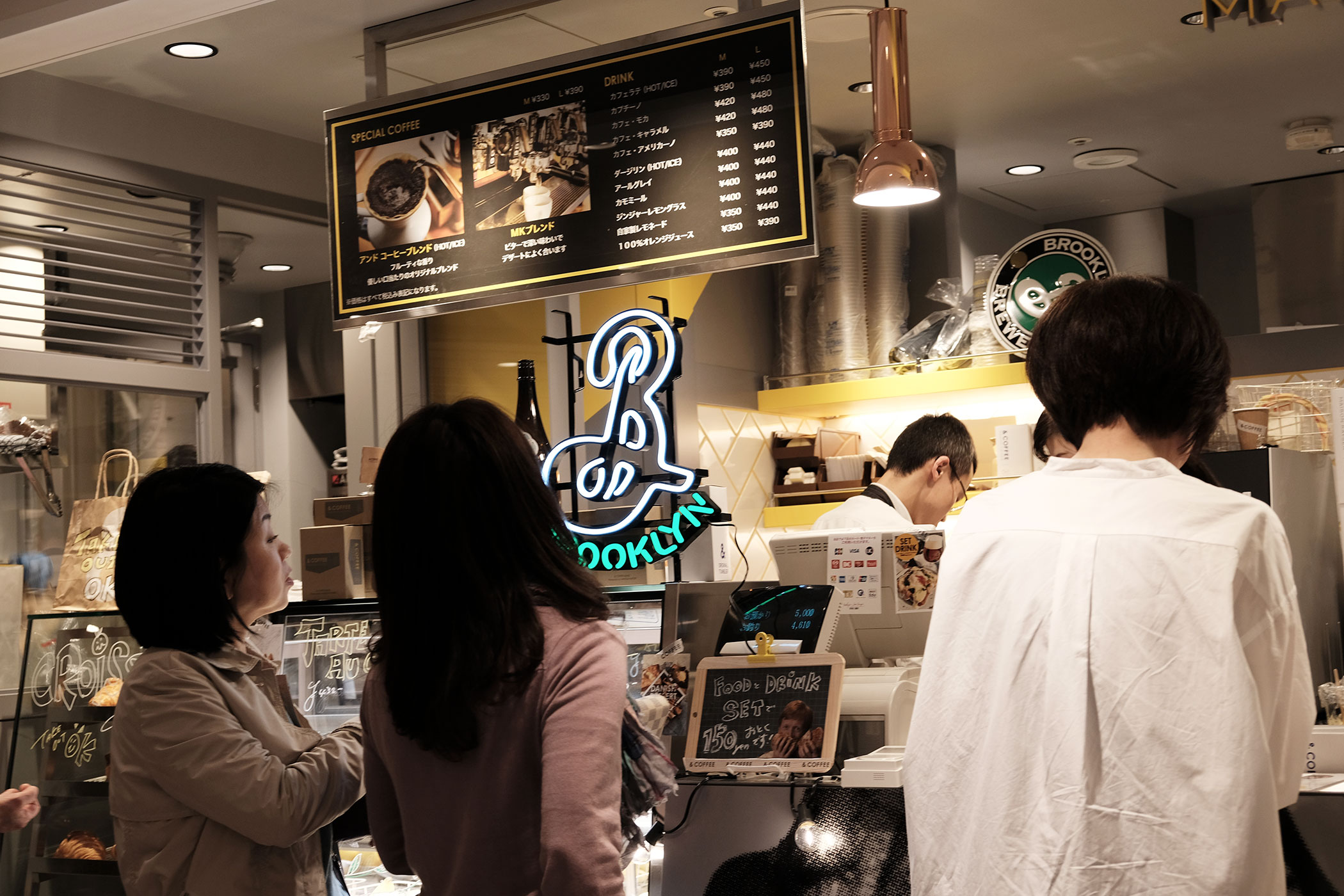 & COFFEE MAISON KAYSER (アンドコーヒーメゾンカイザー)新スポット「FOOD HALL」にオープンしたクロワッサンが名物のあのお店