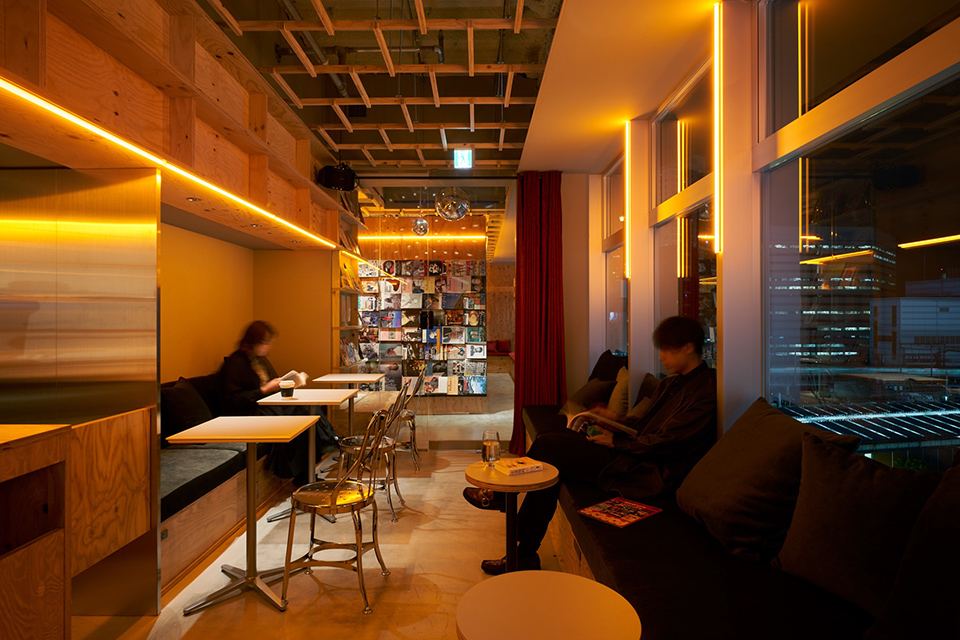 泊まれる本屋「BOOK AND BED TOKYO」新宿店が5月22日オープン！初のカフェが併設されたショップに。