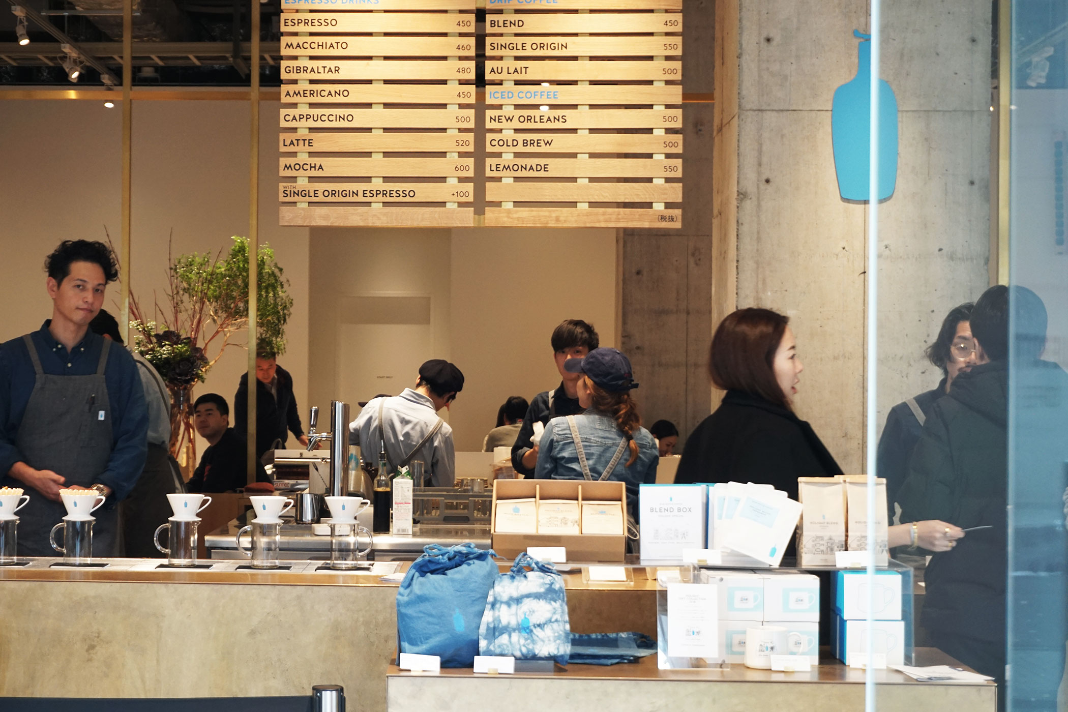 ブルーボトルコーヒー 神戸カフェ (BLUE BOTTLE COFFEE) 関西2店舗目は開放的なショップがよく似合う神戸の街に